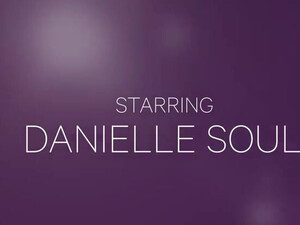 Мужик с длинным членом трахает в анал блондинку