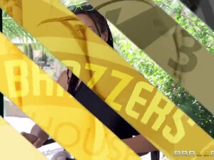 Шлюха сосет много членов и трахается с толпой