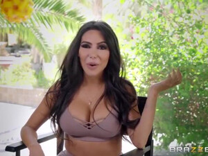 Шлюха сосет много членов и трахается с толпой