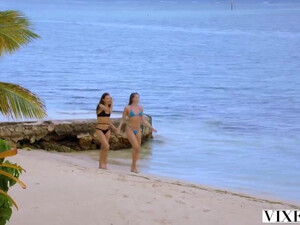 Выебал двух по очереди в постели