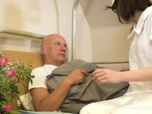 Медсестра сосет старому пациенту