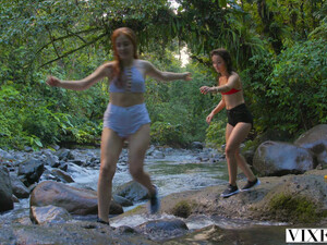 Две русские девушки по очереди трахаются с буржуем