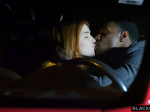 Негр трахает рыжую русскую девушку своей дубиной