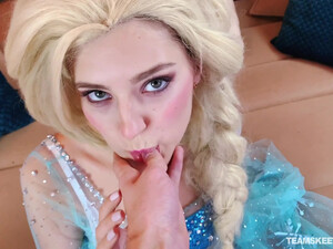 Русская жена трахается с мужем дома на диване после работы