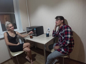 Парень выебал в жопу русскую блондинку за то, что она просто хотела одолжить денег