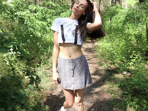 Бесстыжая русская студентка делает минет в лесу с поеданием спермы