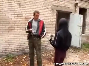 Русская молодая девушка сексом рассчиталась за ремонт папиной машины
