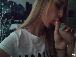 Сисястая блондинка сняла секс на телефон, чтобы похвастаться перед подружками