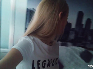 Сисястая блондинка сняла секс на телефон, чтобы похвастаться перед подружками