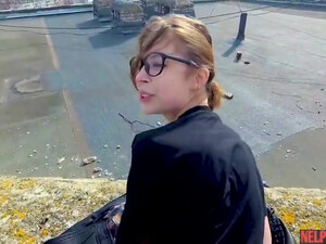 Маринка в очках сосет и ебется на крыше дома, ради новых впечатлений