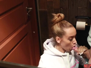 Красивая девка из России порадовала парня классным минетом в туалете кафе