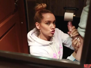 Красивая девка из России порадовала парня классным минетом в туалете кафе