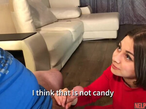 20-ти летняя русская студентка старательно сосет парню хуй с заглотом