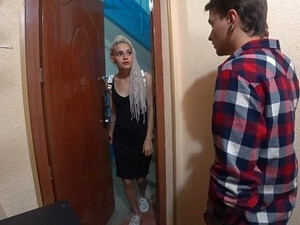 Русский парень пердолит в жопу раком на стуле блондинку с дредами