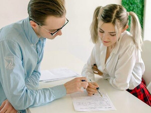 Похотливая блонда соблазнила ботаника и отсосала член прямо за партой