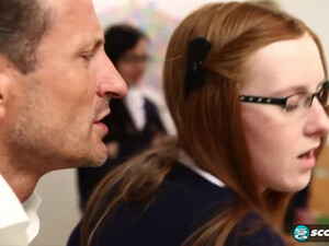 Преподаватель сделал отличнице кунилингус при всей группе