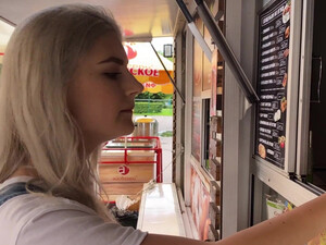 Красивая русская блондинка сосет парню в парке на свой страх и риск