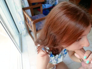 Парень присунул в попку девушке, пока она стояла раком на крыльце