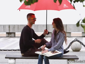 Укрыл молодую русскую студентку от дождя и трахнул у себя дома