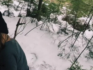 Девушка с большой грудью наслаждается минетом и сексом в зимнем лесу