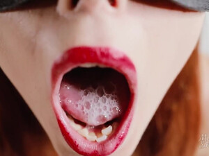 Рыжая девушка в маске кошки делает минет и лакомится спермой