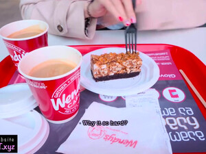 Шаловливая блондинка делает парню минет в туалете любимого кафе