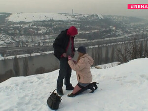 Зрелый мужик делает молодой любовнице кунилингус на морозе