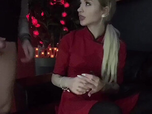 Красотка в чулках и в красном платье занимается анальным сексом