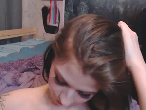 Красивая молодую принимает на камеру хуй приятеля по самую глотку