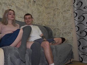 Изменяет жене и трахает за спиной другую, пока она сидит за компом