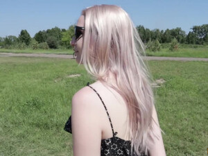 Русская девушка отсосала парню и дала кончить в рот после концерта