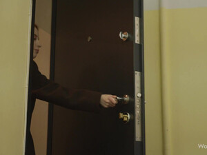 Русские красотки привели парня домой и перепихнулись с ним вместо прогулки 