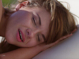 Красивый анальный секс с молодой девушкой у бассеина