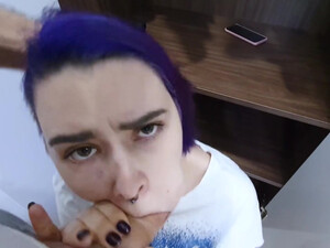 Сестра мастурбировала в шкафу, а потом делала минет старшему брату