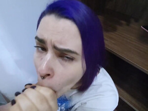 Сестра мастурбировала в шкафу, а потом делала минет старшему брату