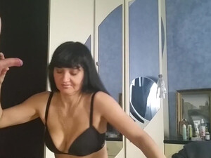 Старая шлюха отлично отсасывает член молодого парня