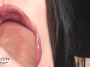 Брюнетка взяла член в ротик, чтобы подарить парню удовольствие