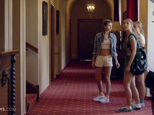 Русский секс в отеле с тремя молодыми девушками