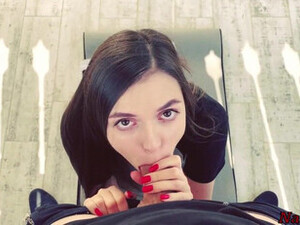 Порно нарезка классных камшотов на лицо молодой брюнетки