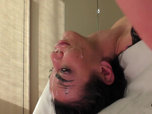 Красивая брюнетка жестко сосет член любовника в неудобной позе