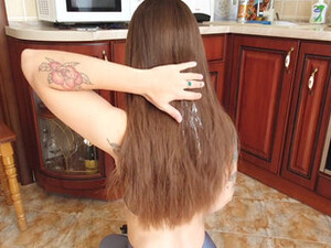 Парень подрочил член и кончил на волосы девушке, чтобы они лучше росли