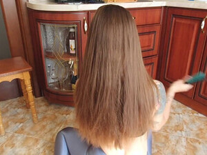 Парень подрочил член и кончил на волосы девушке, чтобы они лучше росли