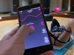 Стройная фитоняшка кончает от вибратора на дистанционном управлении