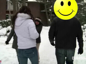 Aische Pervers просит незнакомцев сделать минет - сосет член досуха на публике!