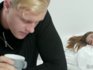 Красивое порно с русской девушкой, которая классно сосет член