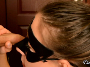 Русская девушка в маске сделала минет и сглотнула сперму своего парня