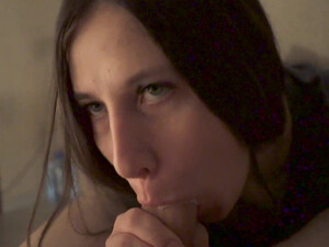 Красотка из Твери делает минет парню и ест вкусный спермак