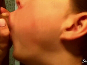 Дашка делает минет Артуру и получает много спермы на лицо и в рот