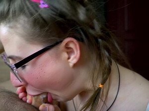 Русская студентка в очках делает минет бойфренду и кушает сперму