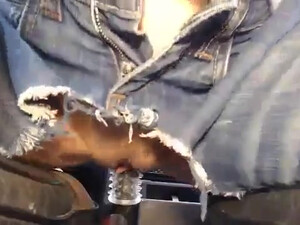 Девка села киской на ручку кпп